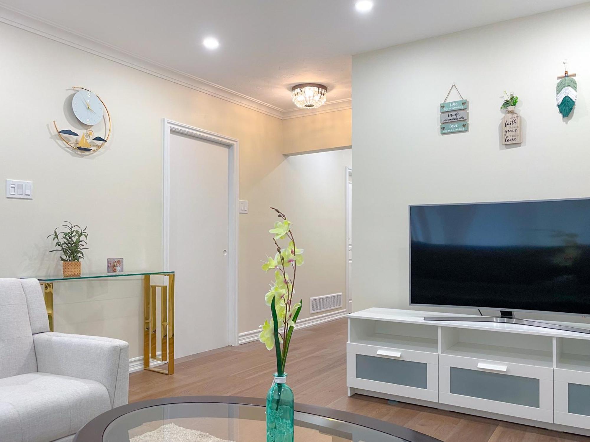 Newly-Renovated 3Br House, 12 Minutes To Airport Daire Toronto Dış mekan fotoğraf