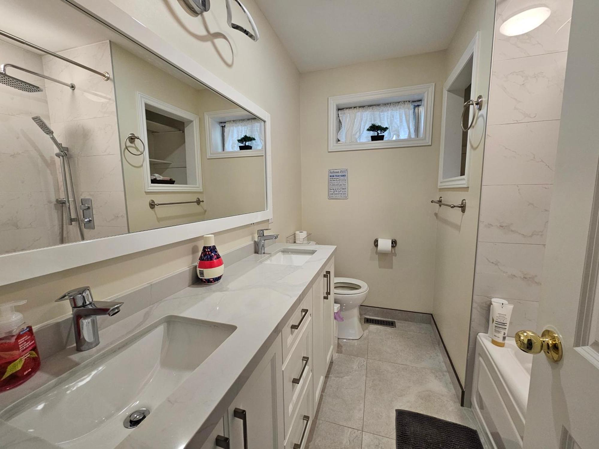 Newly-Renovated 3Br House, 12 Minutes To Airport Daire Toronto Dış mekan fotoğraf