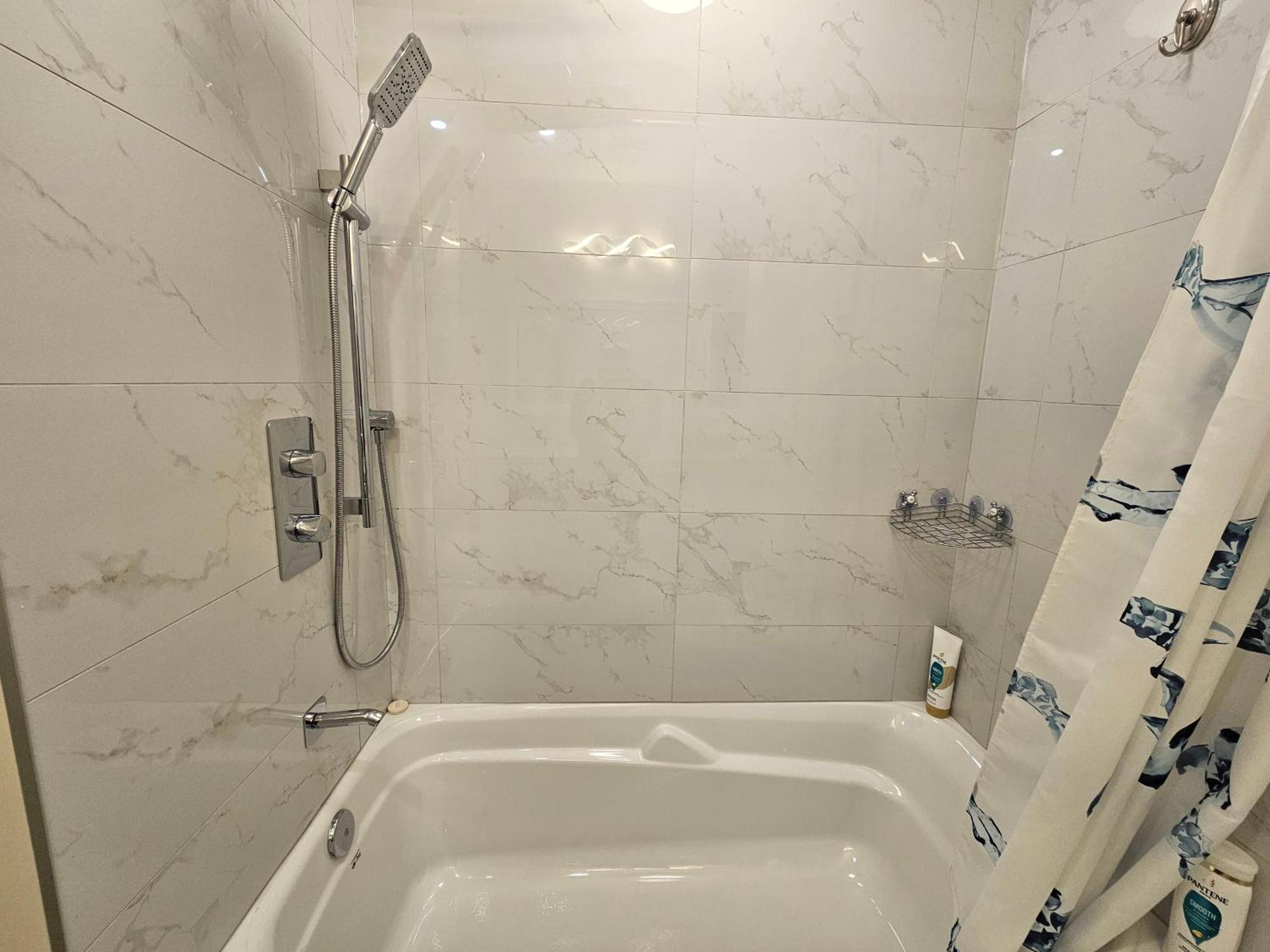 Newly-Renovated 3Br House, 12 Minutes To Airport Daire Toronto Dış mekan fotoğraf