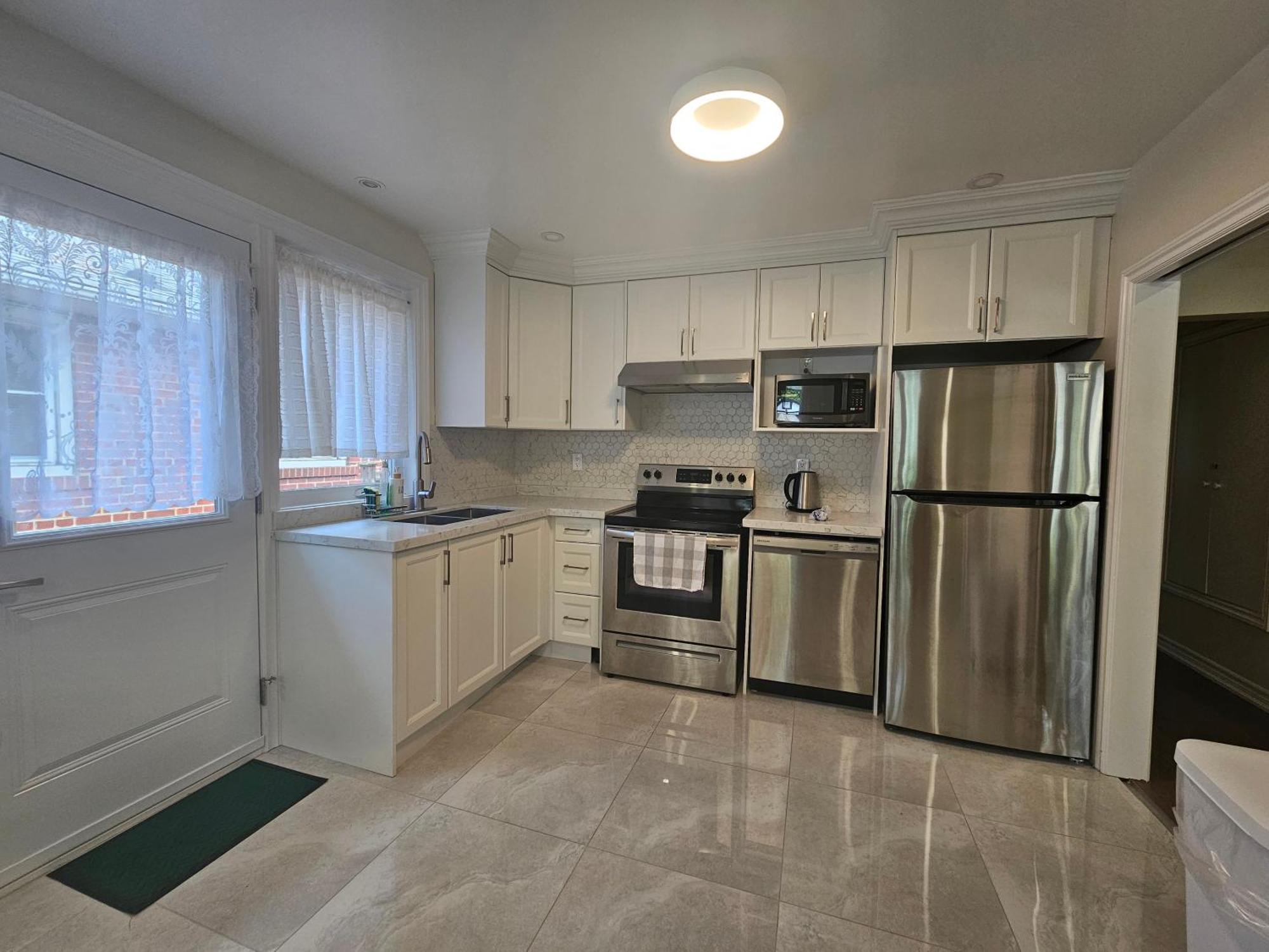 Newly-Renovated 3Br House, 12 Minutes To Airport Daire Toronto Dış mekan fotoğraf