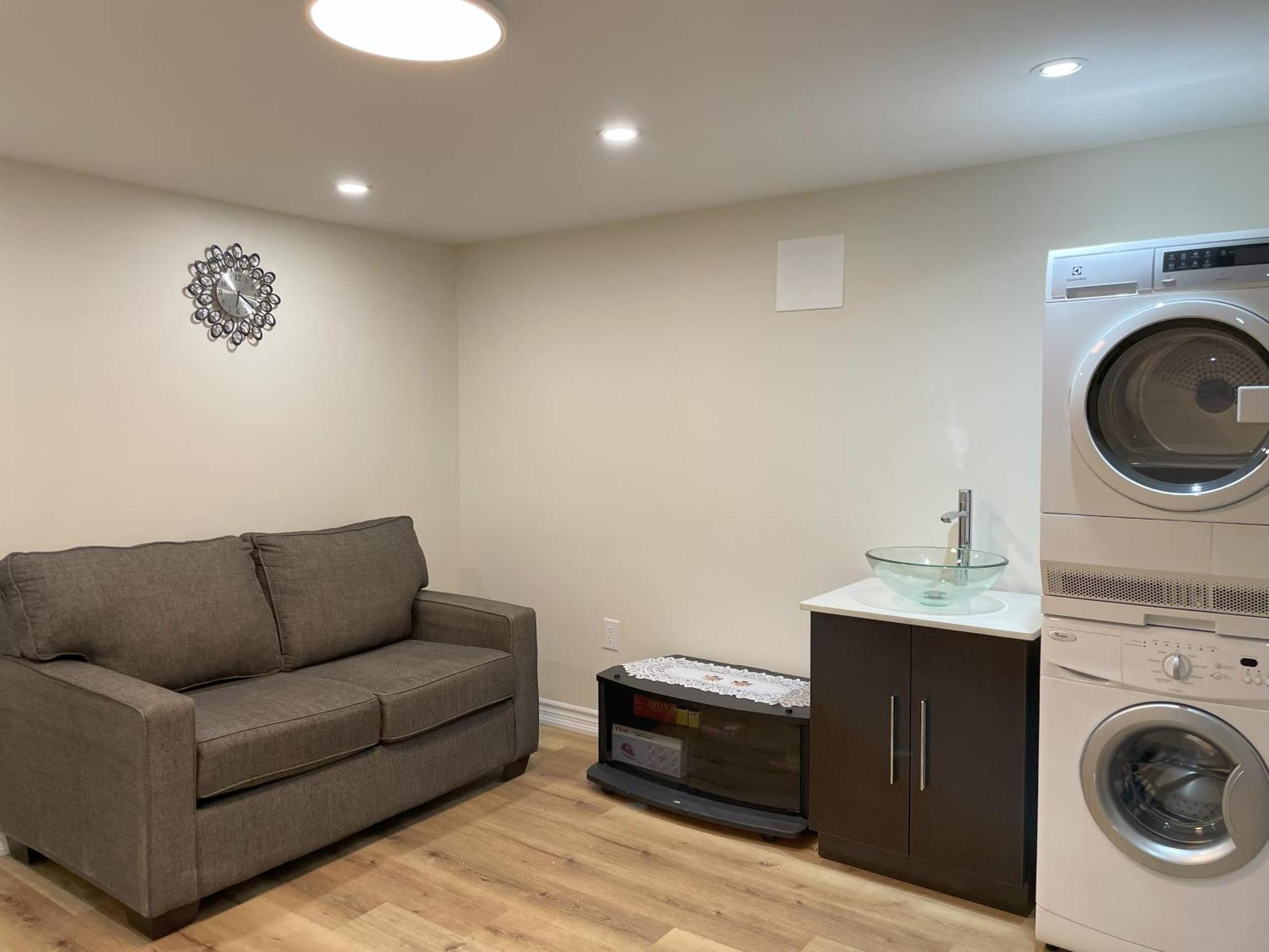 Newly-Renovated 3Br House, 12 Minutes To Airport Daire Toronto Dış mekan fotoğraf