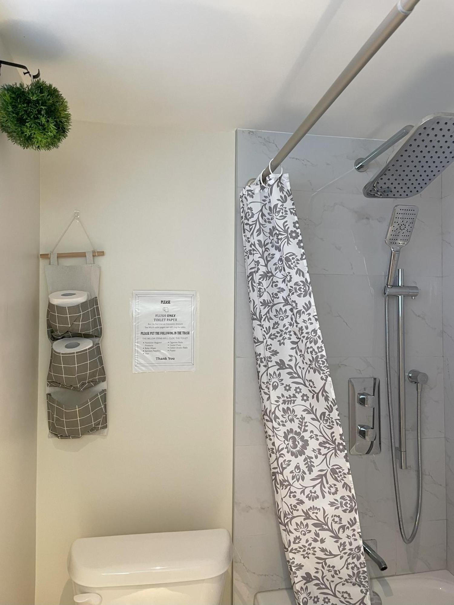 Newly-Renovated 3Br House, 12 Minutes To Airport Daire Toronto Dış mekan fotoğraf